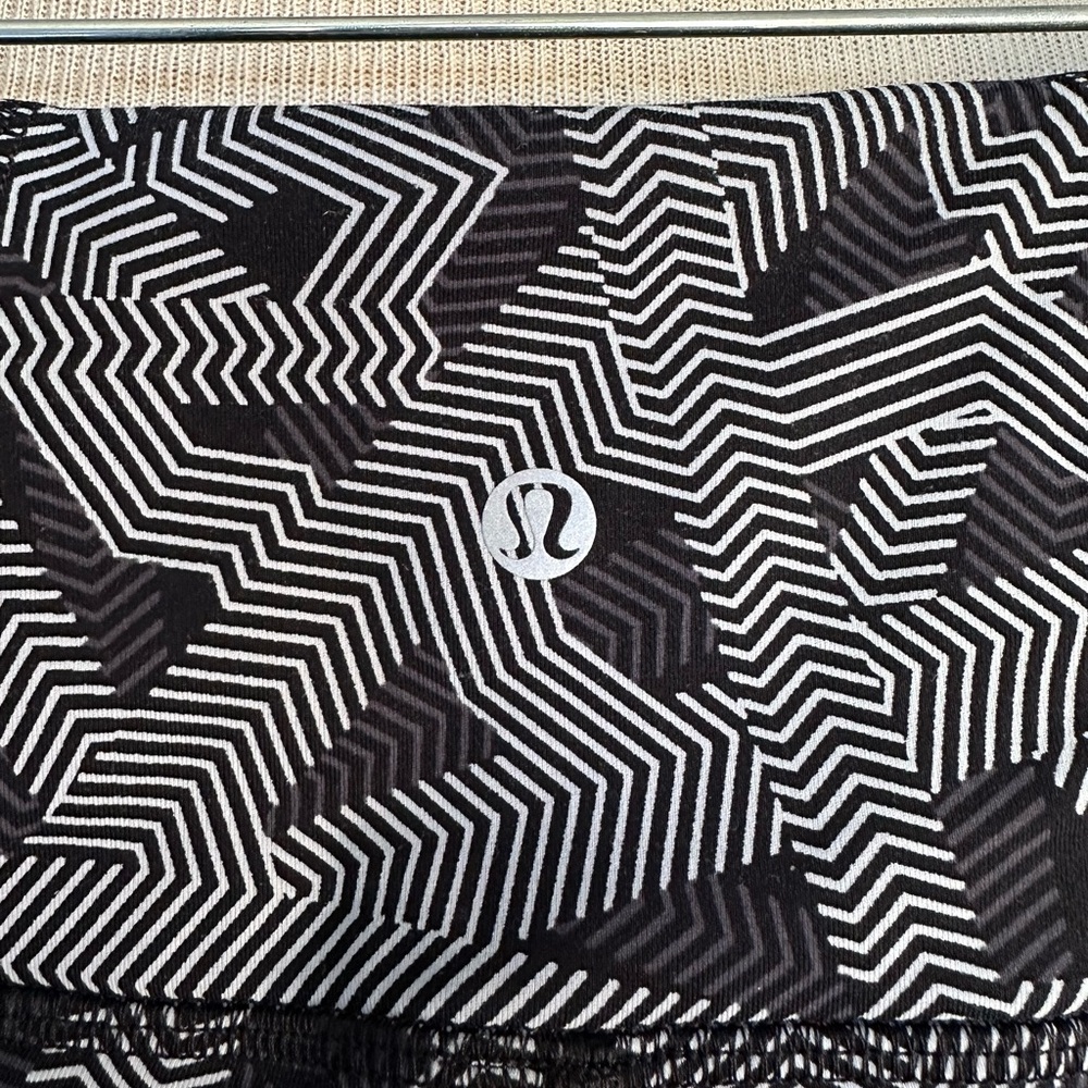 Lululemon Geometric Leggings, size 6 - Picture 3 of 10